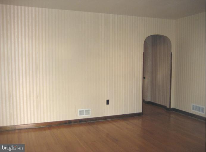 2823 Topaz Road Parkville, MD 21234 - Photo 1 of 25 Living Room