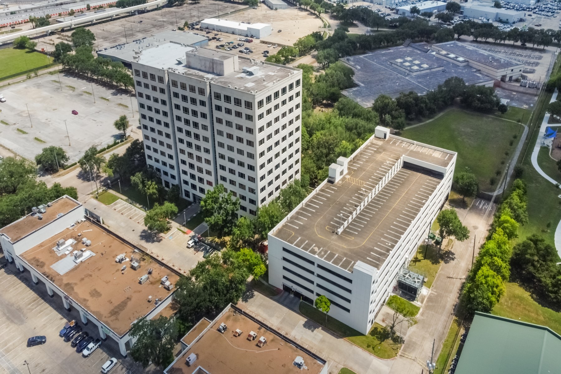 9800 Centre Parkway, Unit 1003 Houston, TX 77036 - Photo 18 of 29 an aerial view of a residential apartment building with a yard