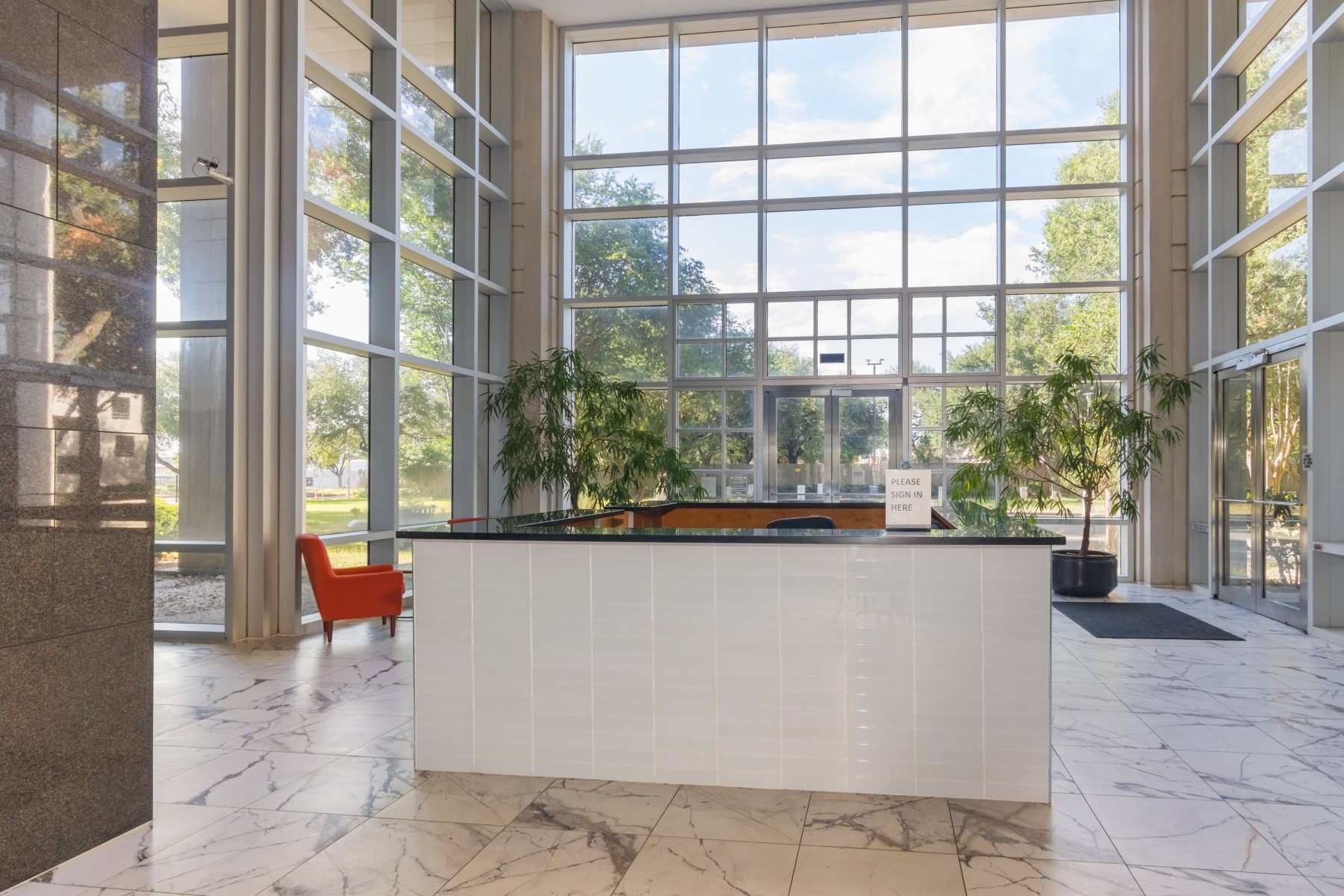9800 Centre Parkway, Unit 1003 Houston, TX 77036 - Photo 20 of 29 a large living room with a large window