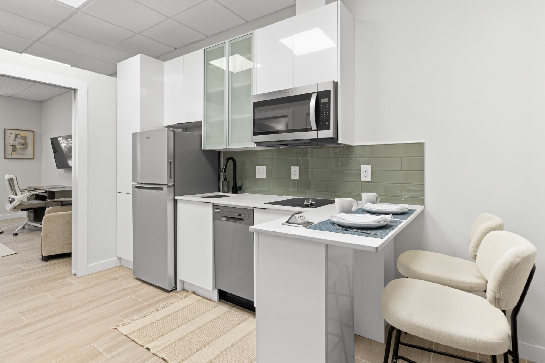 9800 Centre Parkway, Unit 1003 Houston, TX 77036 - Photo 8 of 29 a kitchen with stainless steel appliances a stove microwave and refrigerator
