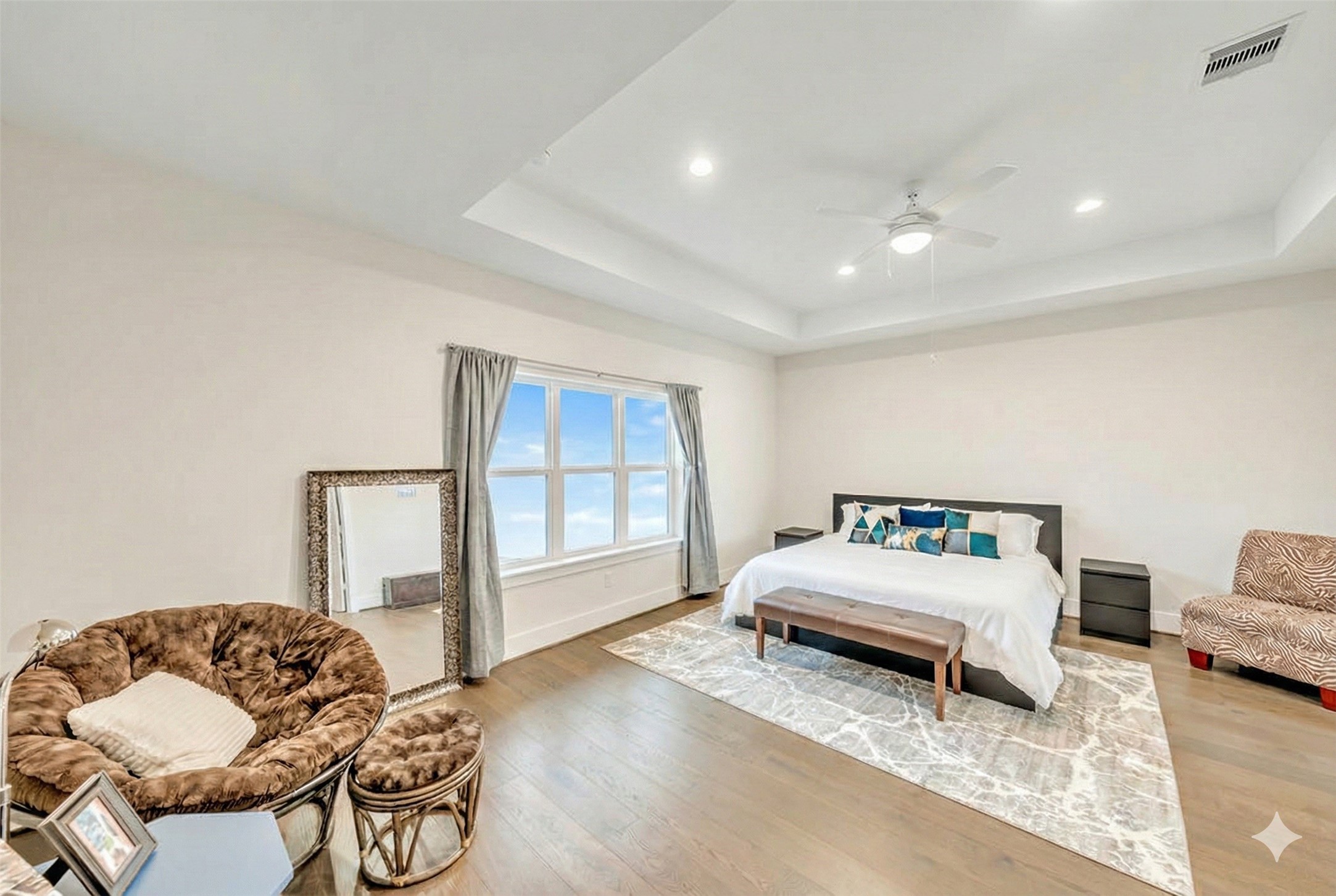 3510 Huntsford Drive Houston, TX 77008 - Photo 19 of 34 a bedroom with furniture and a window