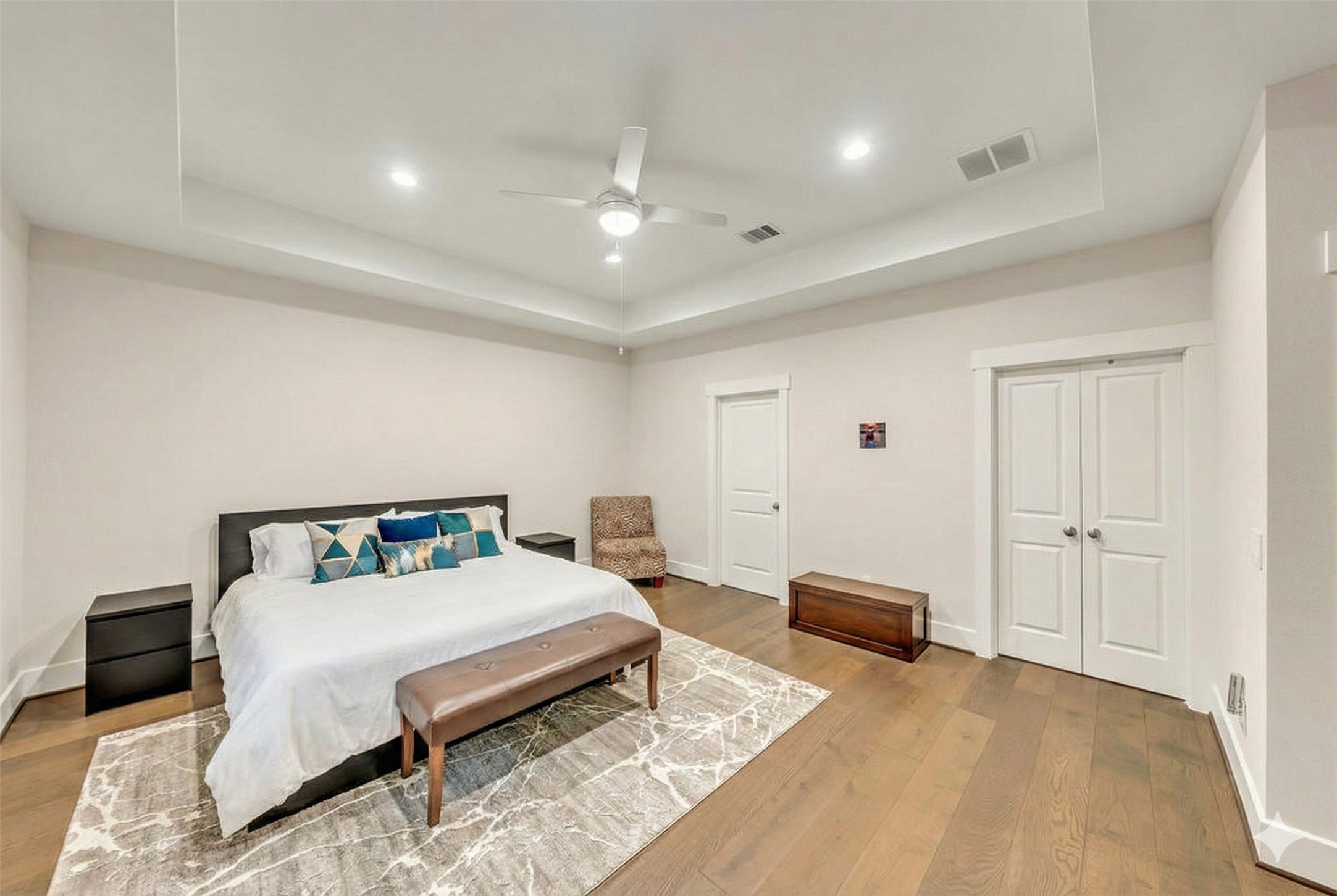 3510 Huntsford Drive Houston, TX 77008 - Photo 20 of 34 a bedroom with a bed and a couch