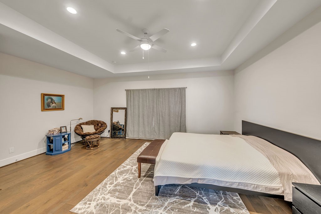 3510 Huntsford Drive Houston, TX 77008 - Photo 21 of 34 a bedroom with a bed a couch and potted plant on the table