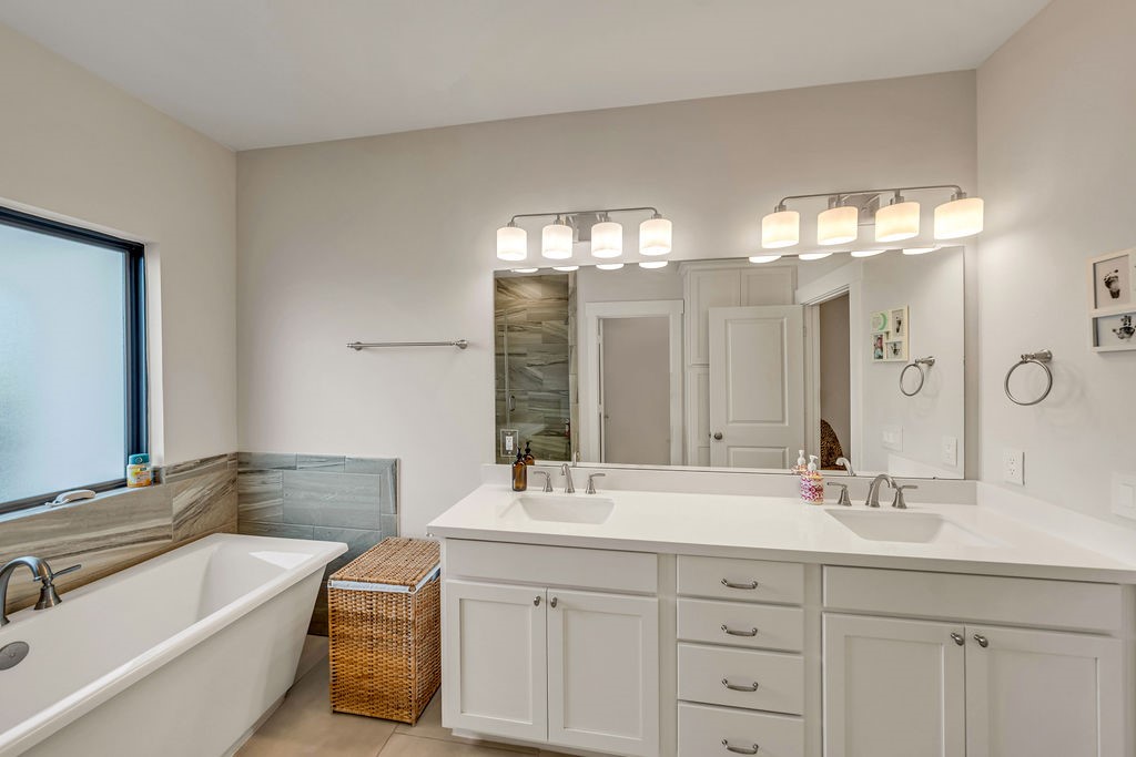 3510 Huntsford Drive Houston, TX 77008 - Photo 23 of 34 a bathroom with a double vanity sink mirror and bathtub
