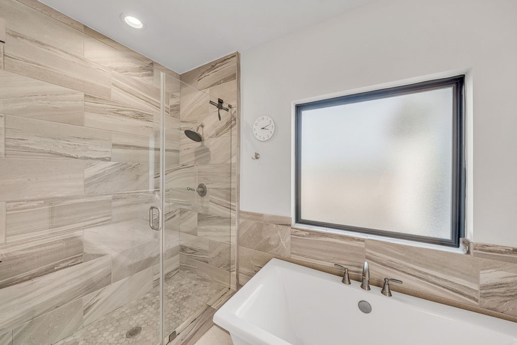 3510 Huntsford Drive Houston, TX 77008 - Photo 24 of 34 a bathroom with a sink and a mirror