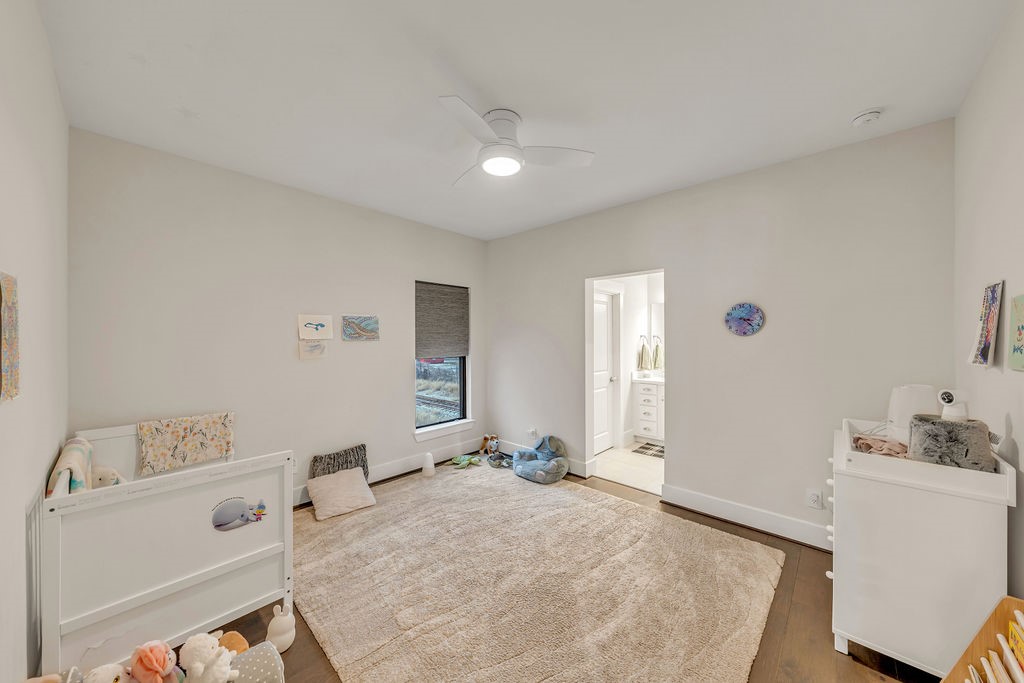 3510 Huntsford Drive Houston, TX 77008 - Photo 26 of 34 a spacious bedroom with a bed and a dresser