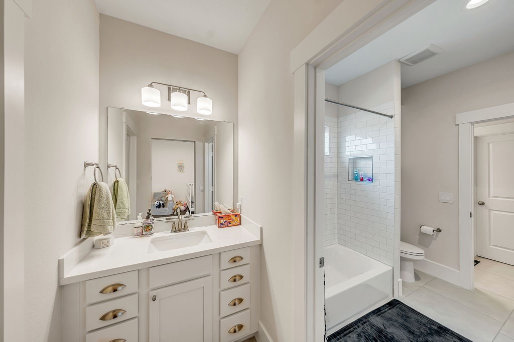 3510 Huntsford Drive Houston, TX 77008 - Photo 28 of 34 a bathroom with a tub a sink and mirror
