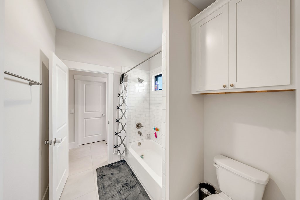 3510 Huntsford Drive Houston, TX 77008 - Photo 29 of 34 a bathroom with a shower toilet and sink