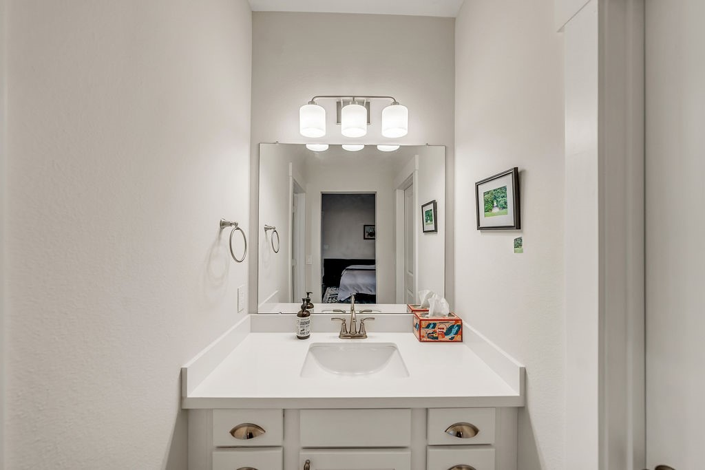 3510 Huntsford Drive Houston, TX 77008 - Photo 30 of 34 a bathroom with a sink and a mirror