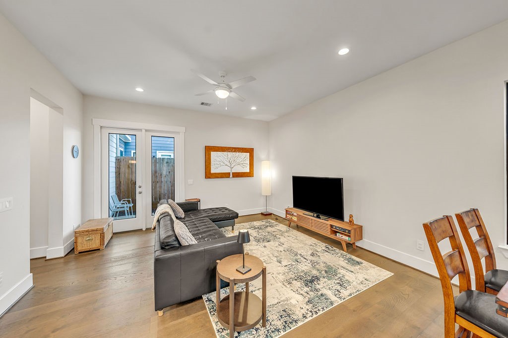 3510 Huntsford Drive Houston, TX 77008 - Photo 3 of 34 a living room with furniture and a flat screen tv