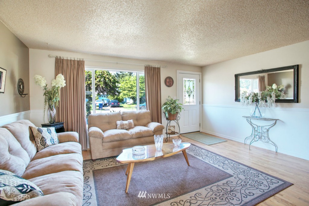 12677 Southeast 161st Street Renton, WA 98058 - Photo 4 of 20 Gallery Image 4