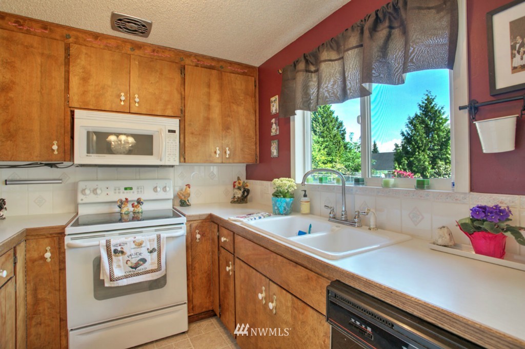 12677 Southeast 161st Street Renton, WA 98058 - Photo 6 of 20 Gallery Image 6