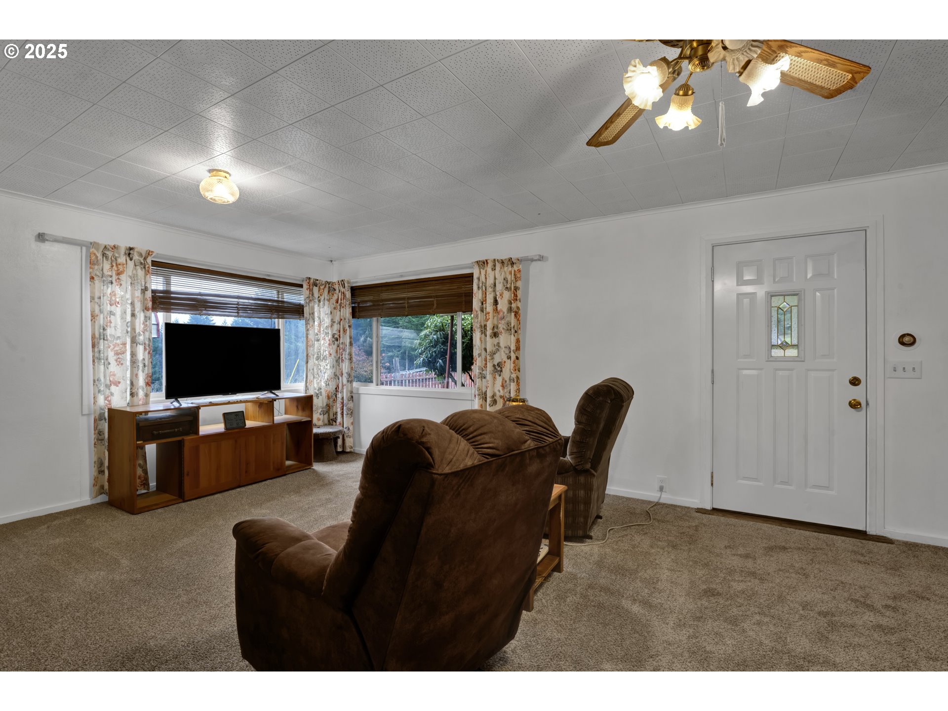 32253 Deberry Road Creswell, OR 97426 - Photo 11 of 43 a living room with furniture and a flat screen tv