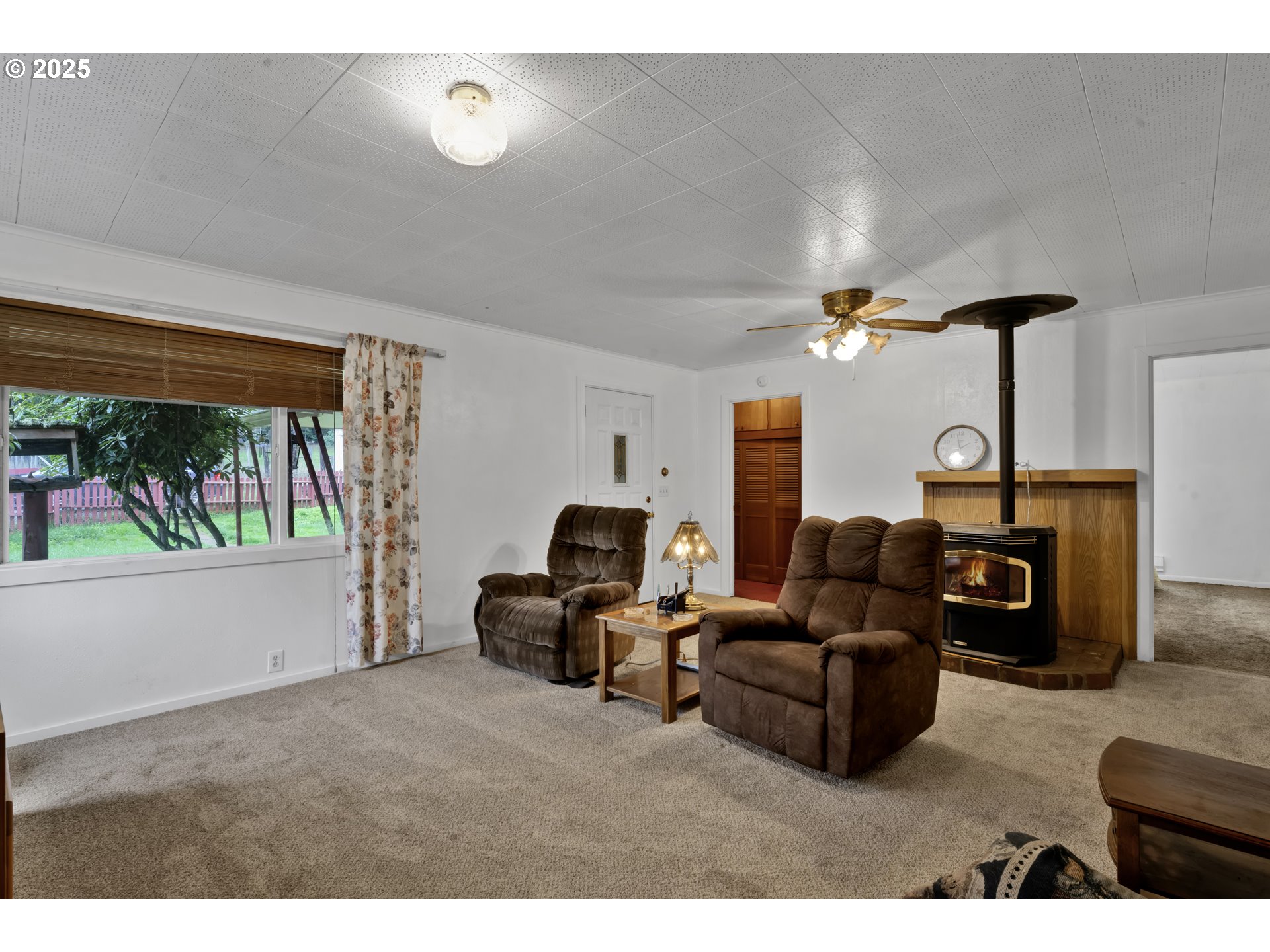 32253 Deberry Road Creswell, OR 97426 - Photo 12 of 43 a living room with furniture