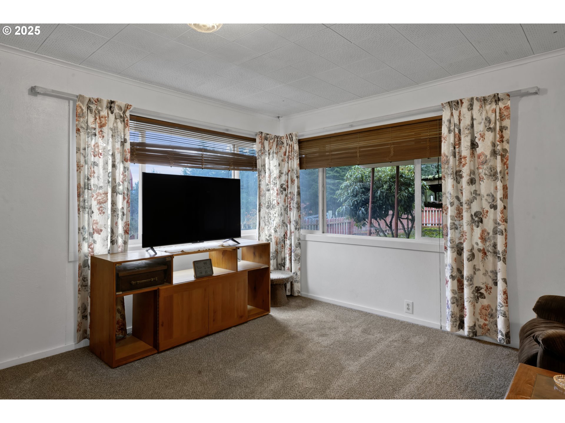 32253 Deberry Road Creswell, OR 97426 - Photo 14 of 43 a living room with furniture and a flat screen tv