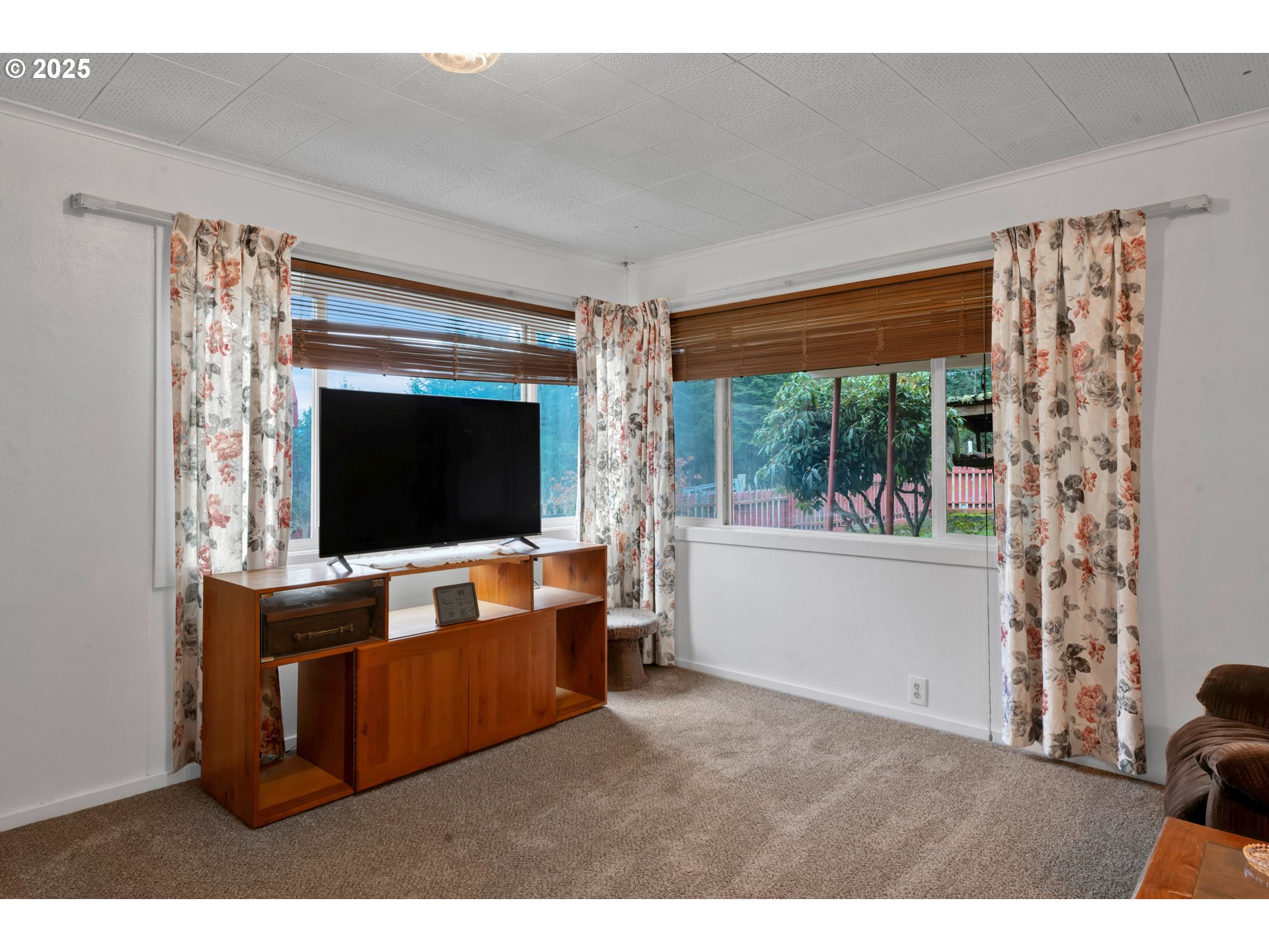 32253 Deberry Road Creswell, OR 97426 - Photo 15 of 43 a living room with furniture and a flat screen tv