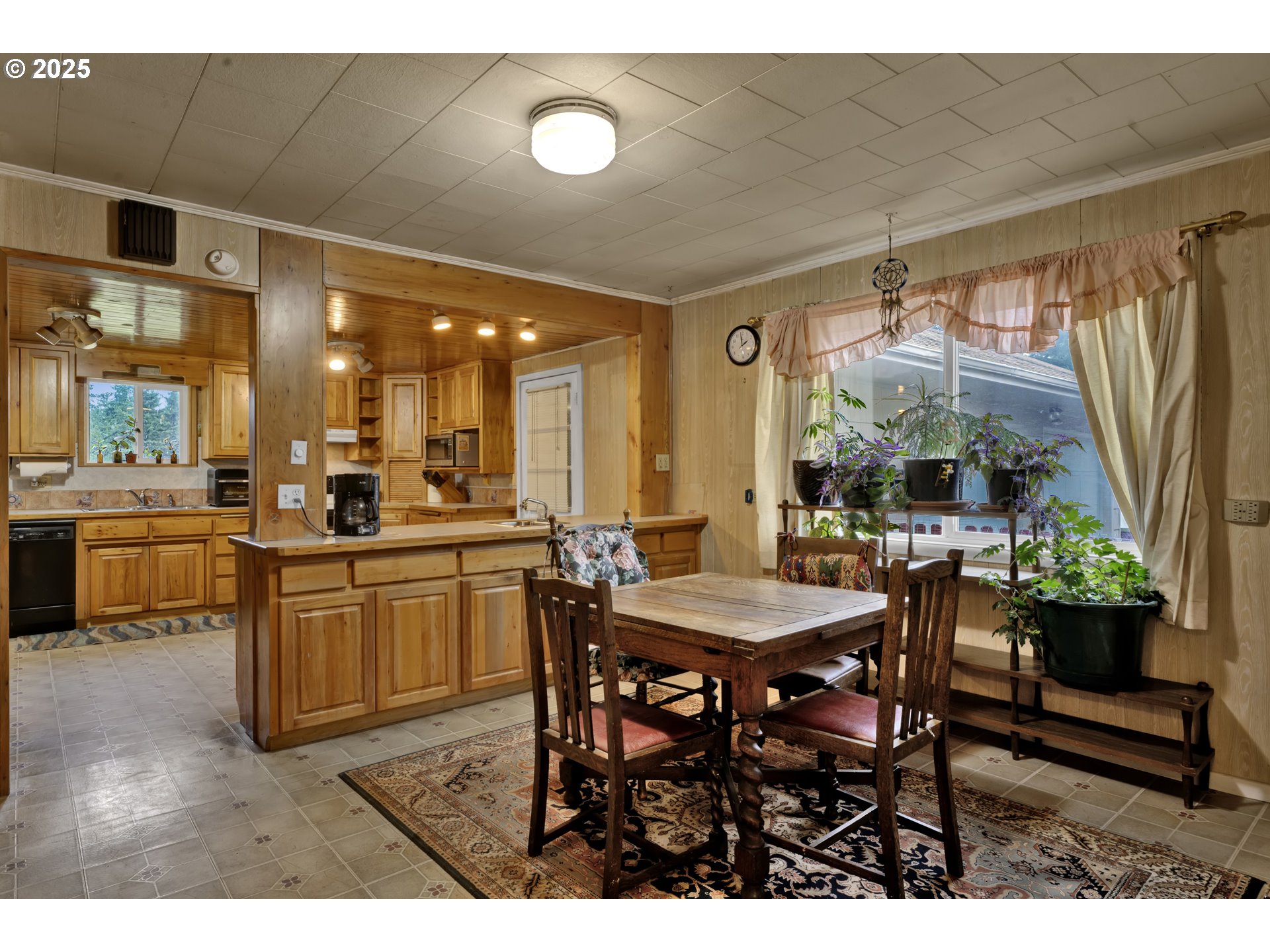 32253 Deberry Road Creswell, OR 97426 - Photo 16 of 43 a kitchen with a table and chairs in it