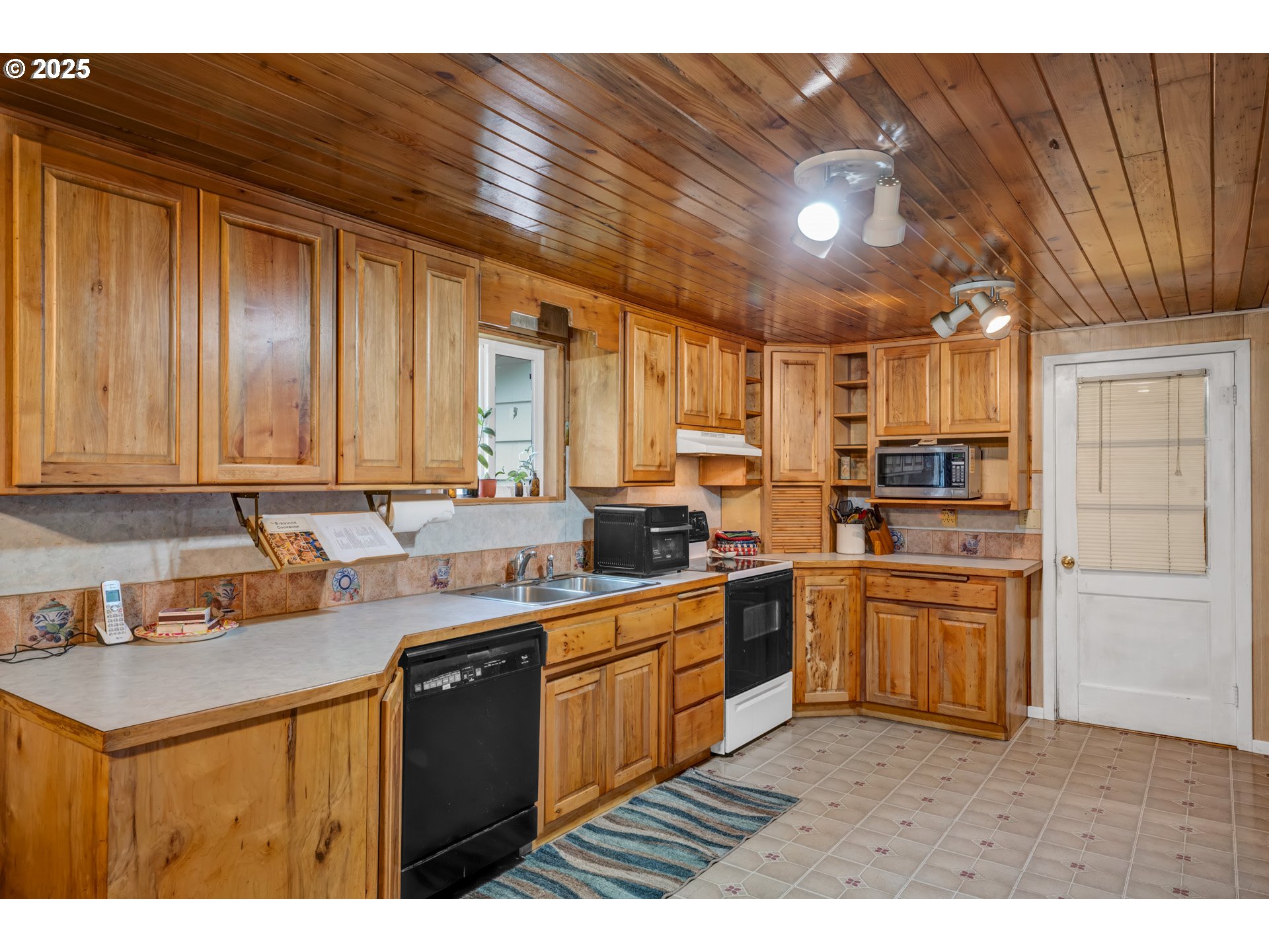 32253 Deberry Road Creswell, OR 97426 - Photo 19 of 43 a kitchen with lots of counter top space and appliances