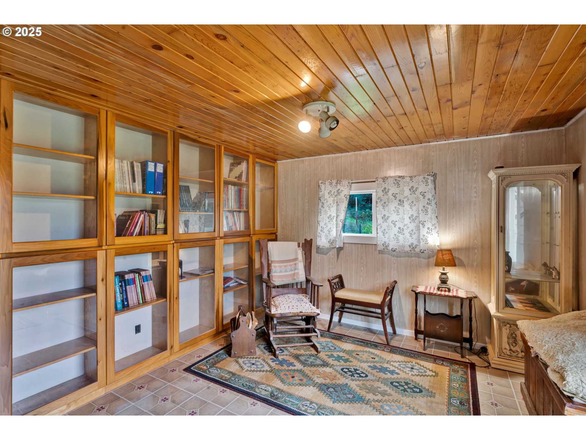 32253 Deberry Road Creswell, OR 97426 - Photo 22 of 43 a living room with furniture