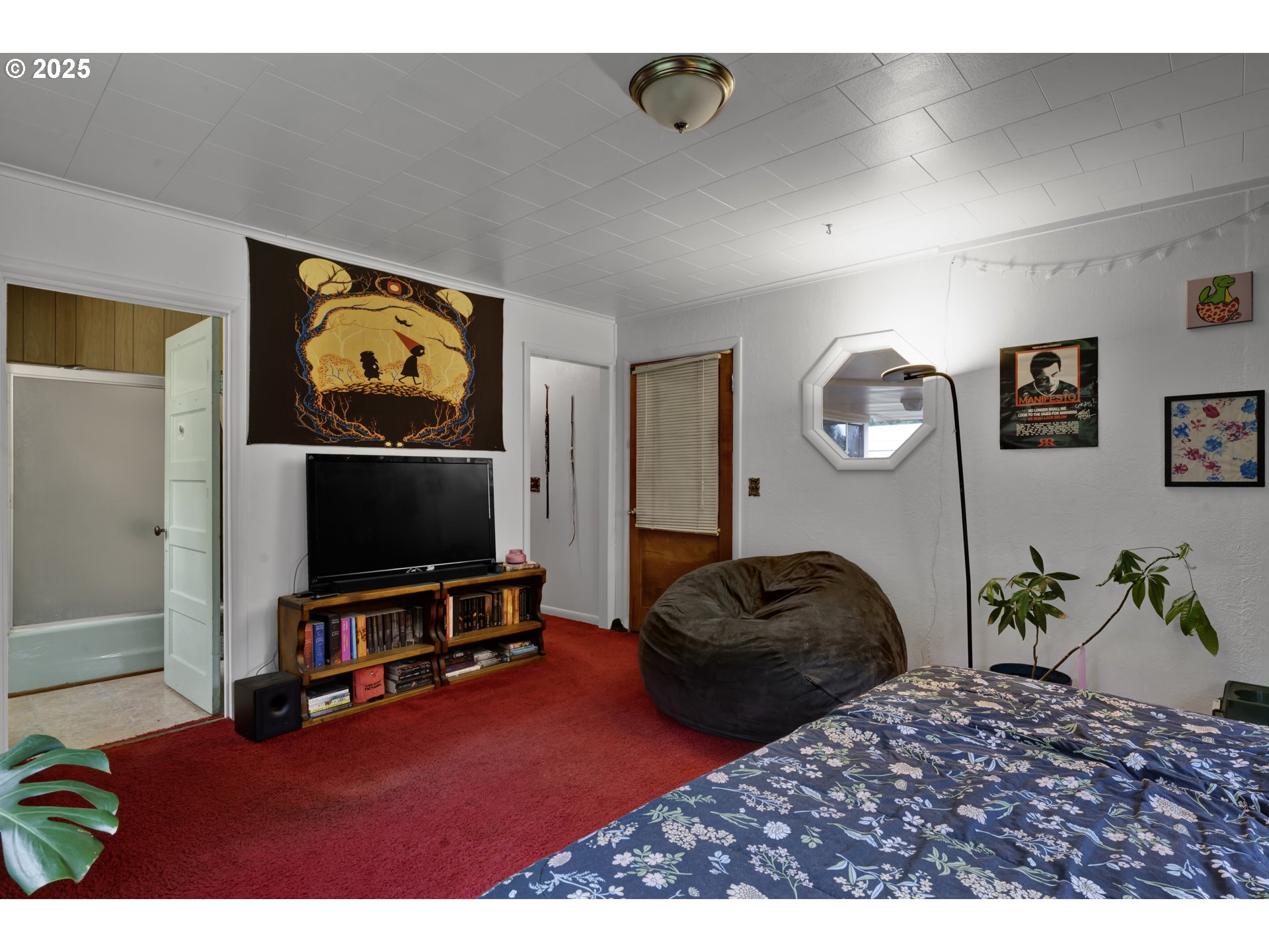 32253 Deberry Road Creswell, OR 97426 - Photo 25 of 43 a living room with furniture and a flat screen tv