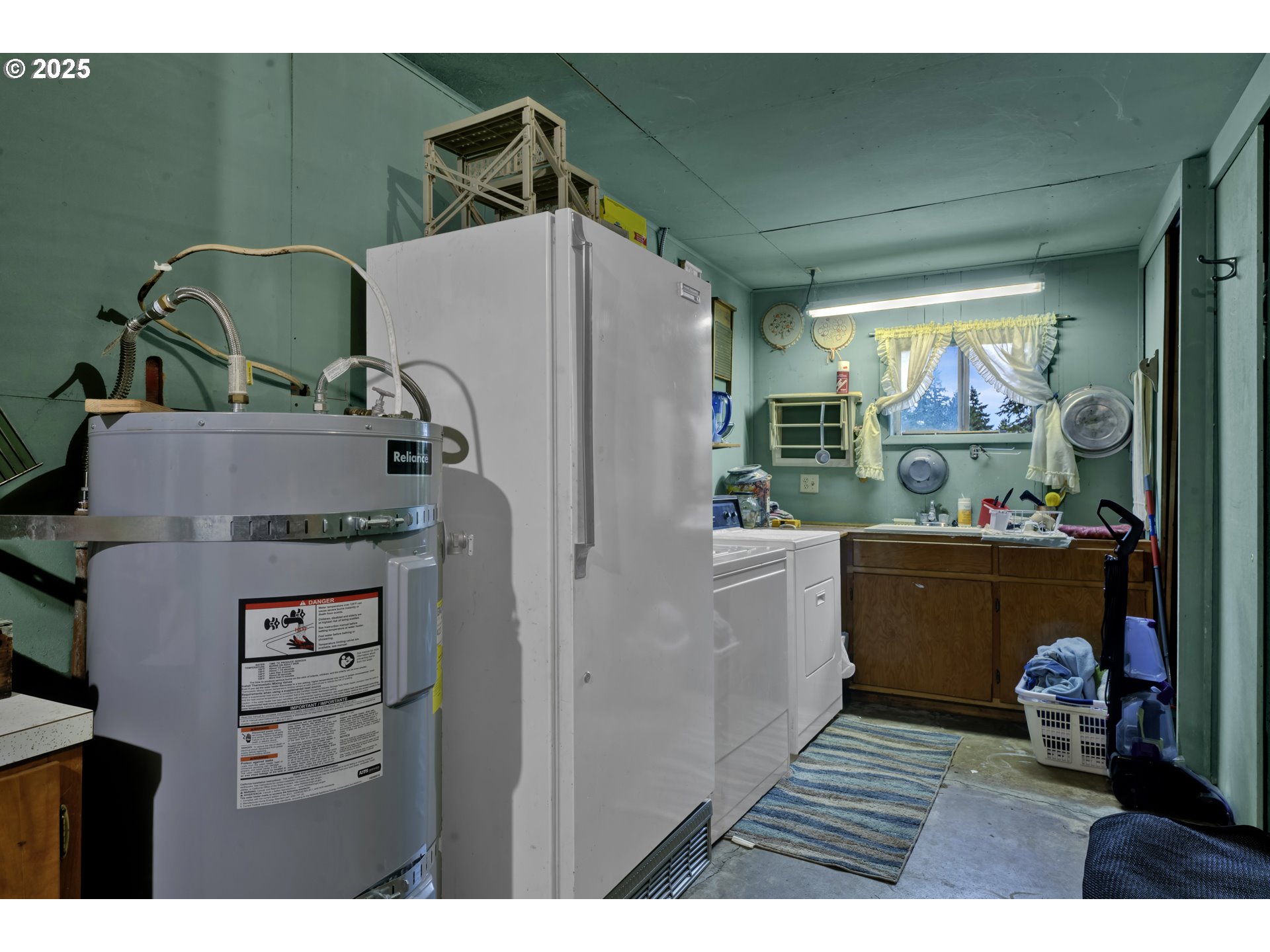 32253 Deberry Road Creswell, OR 97426 - Photo 33 of 43 a kitchen with a refrigerator and a stove