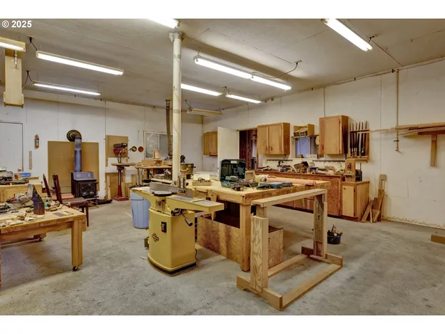 $525,000 | 32253 Deberry Road, Creswell, OR 97426