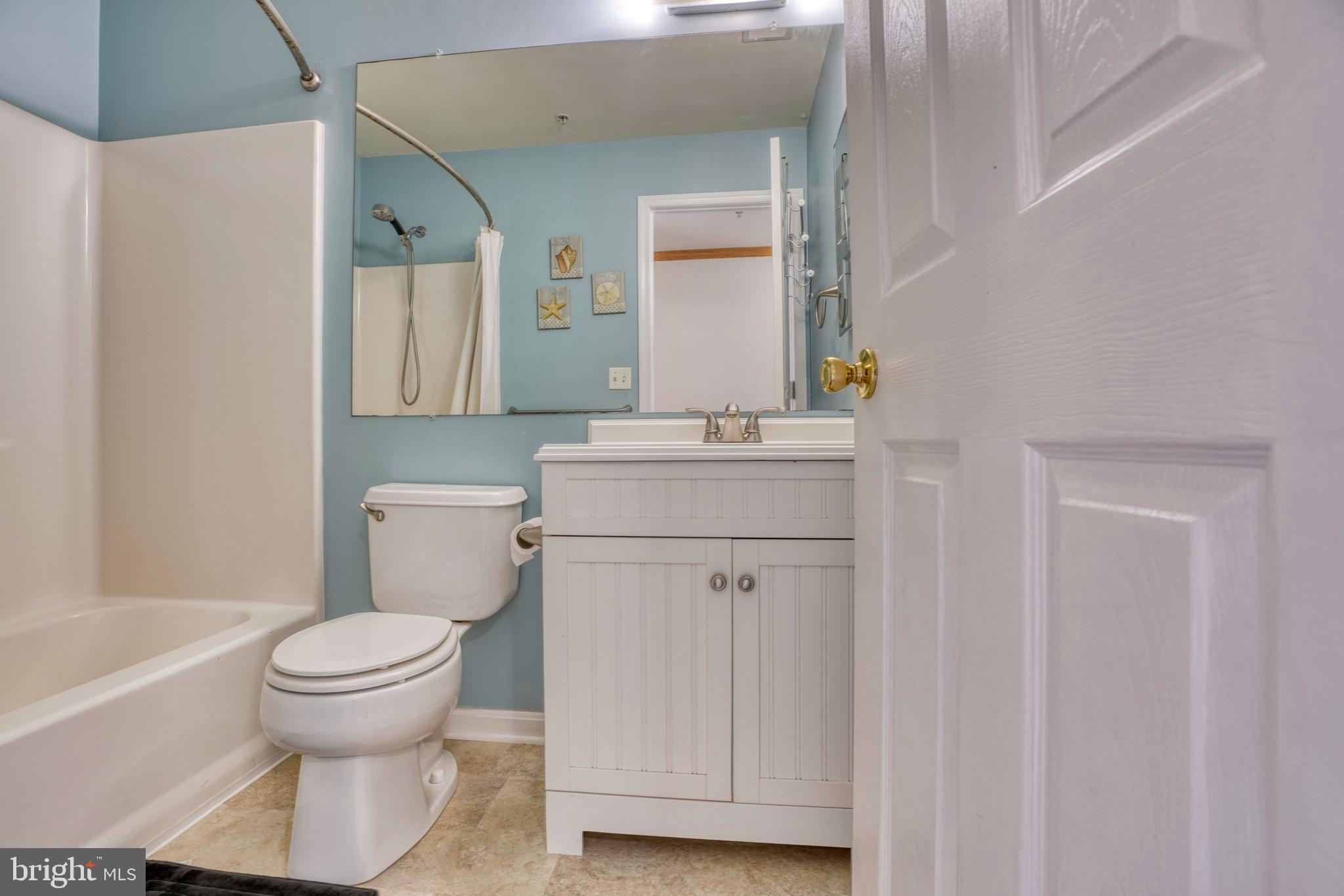 655 Hunting Fields Road Middle River, MD 21220 - Photo 33 of 48 Hallway full bathroom