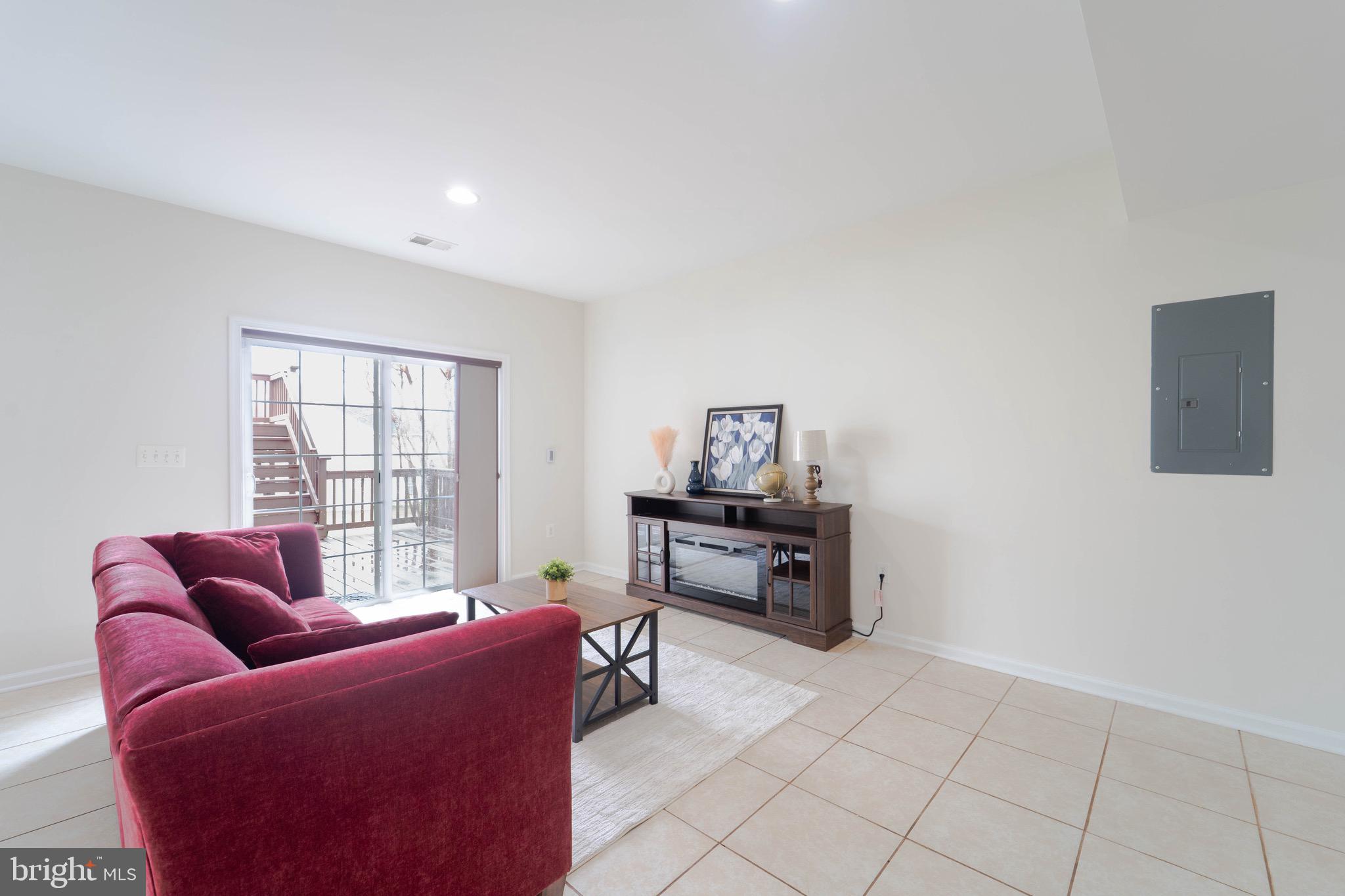 16309 Sandy Ridge Court Woodbridge, VA 22191 - Photo 63 of 93 a living room with furniture and a window