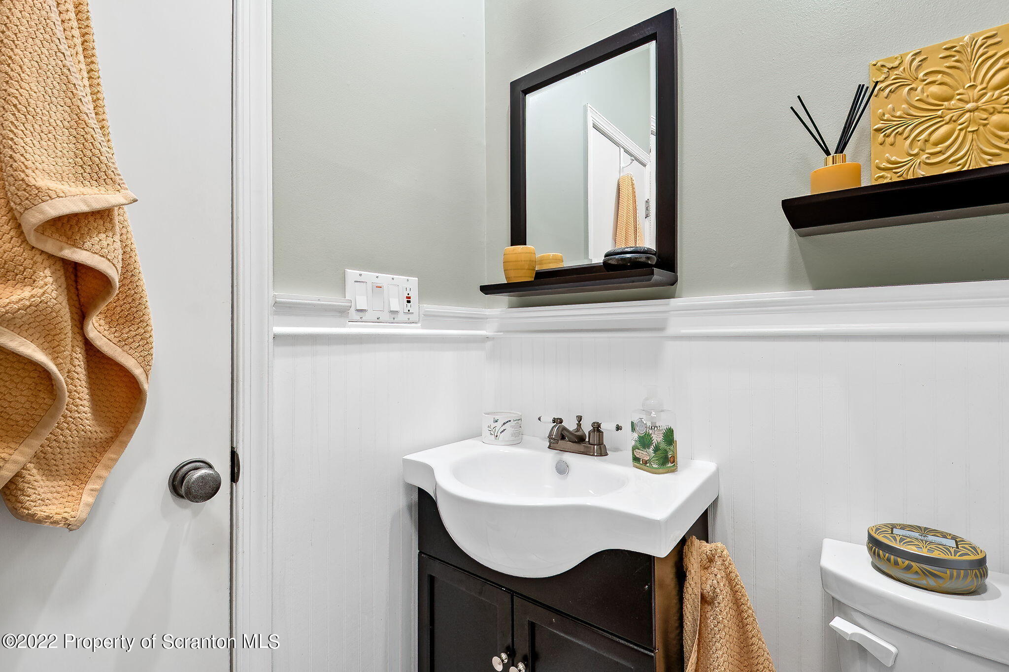 131 Ridgeview Drive Scranton, PA 18504 - Photo 30 of 32 a bathroom with a sink and a mirror