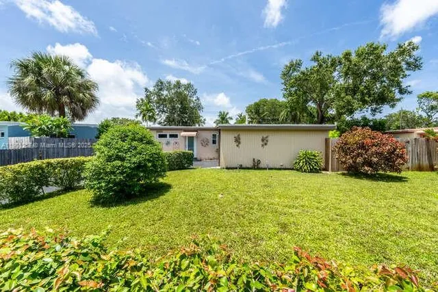 a view of a backyard with pathway