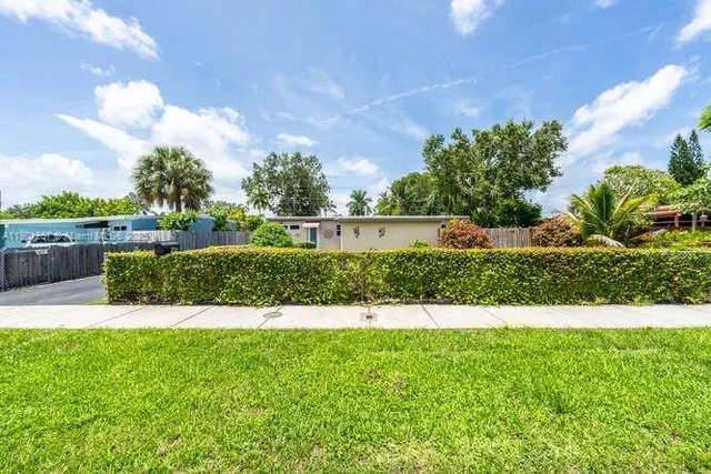 a view of a back yard