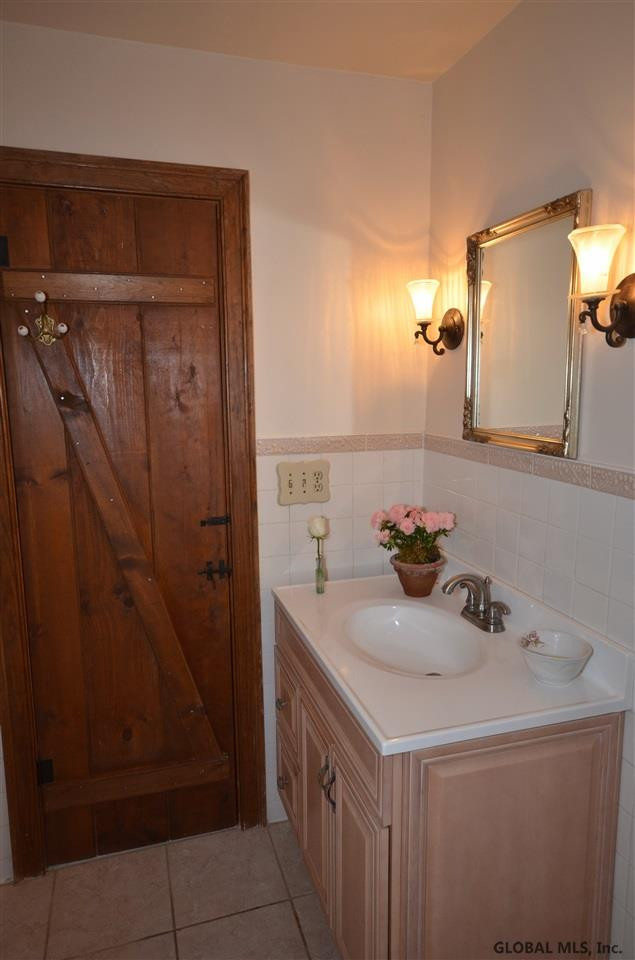 24 Stonegate Road Ballston Lake, NY 12019 - Photo 23 of 25 Main Bath