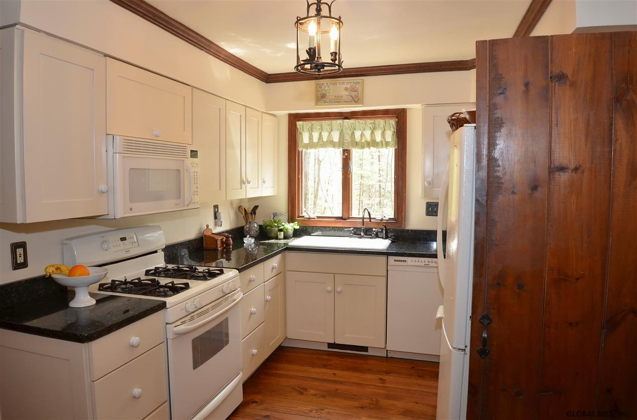 24 Stonegate Road Ballston Lake, NY 12019 - Photo 6 of 25 Photo 6