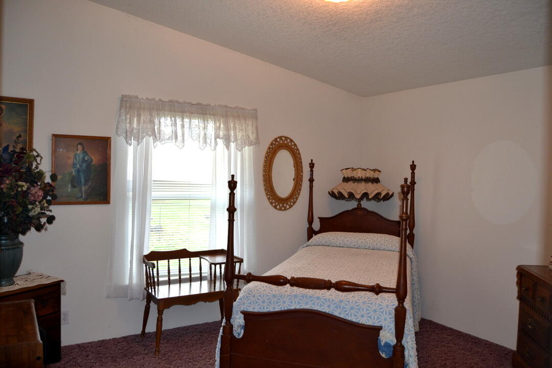 1922 Upper Applegate Road Jacksonville, OR 97530 - Photo 13 of 28 Guest bedroom 1