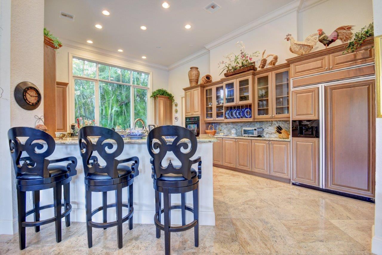 19667 Oakbrook Circle Boca Raton, FL 33434 - Photo 42 of 82 Kitchen and Bar