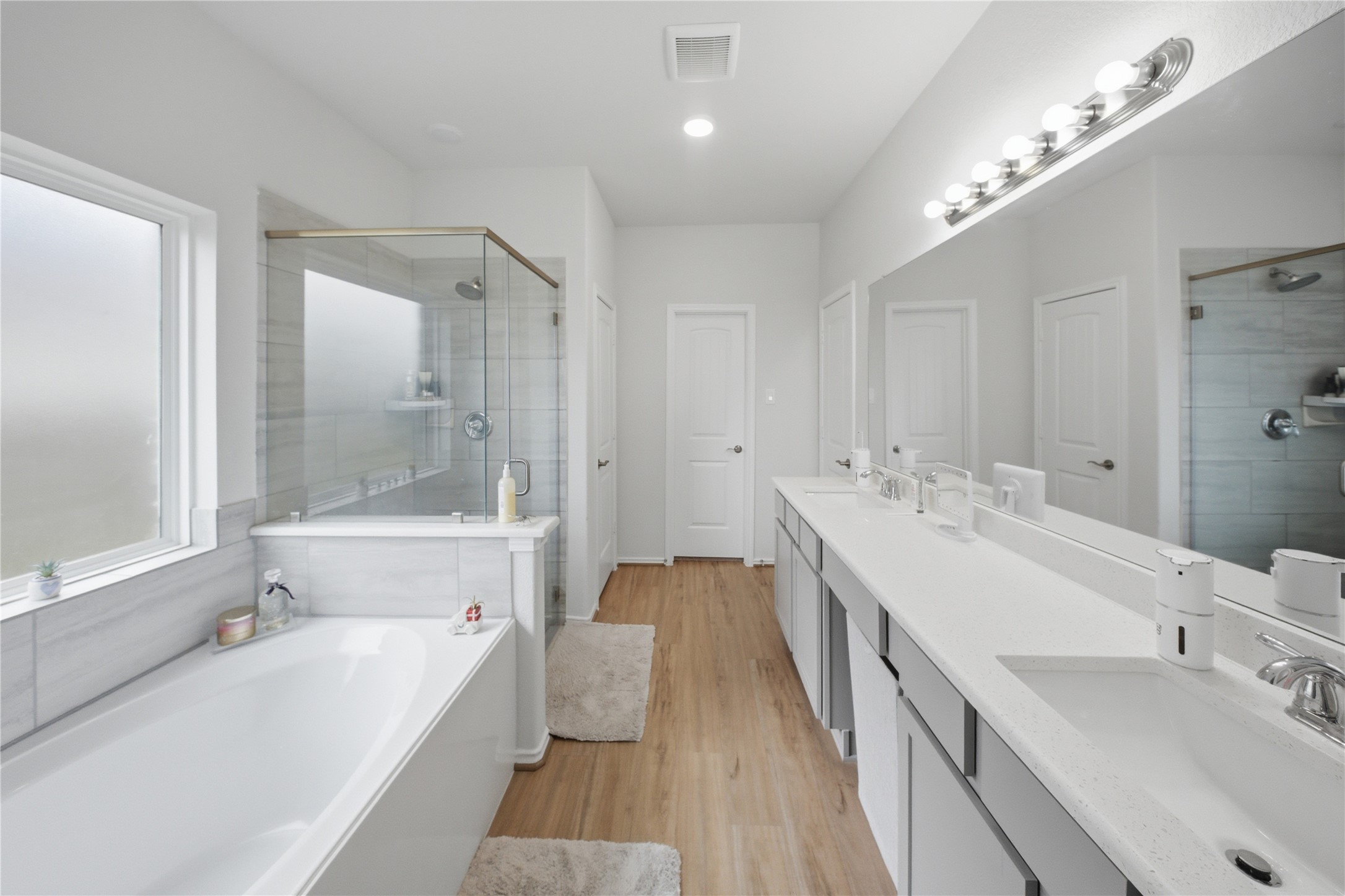 1622 Homewood Point Lane Rosharon, TX 77583 - Photo 18 of 41 a spacious bathroom with a bathtub shower sink double and mirror