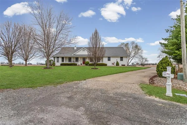 $369,500 | 124 Evergreen Court, Brighton, IL 62012