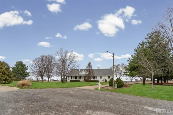 $369,500 | 124 Evergreen Court, Brighton, IL 62012