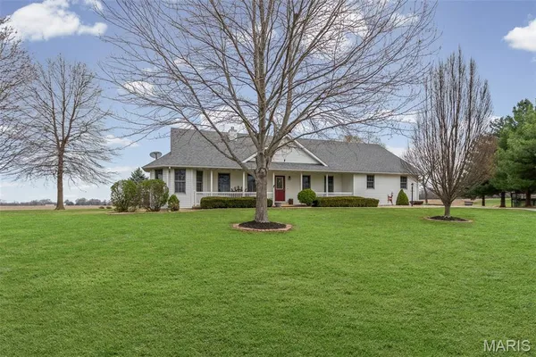 $369,500 | 124 Evergreen Court, Brighton, IL 62012