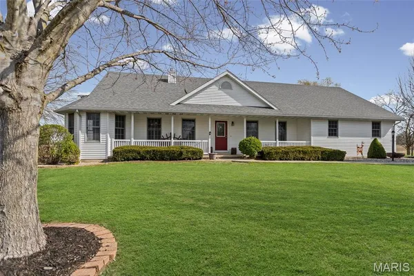 $369,500 | 124 Evergreen Court, Brighton, IL 62012