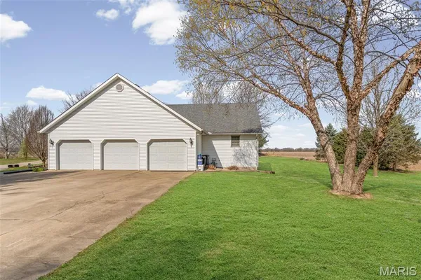 $369,500 | 124 Evergreen Court, Brighton, IL 62012