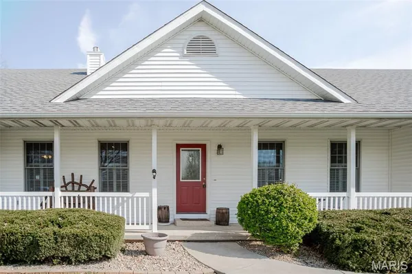 $369,500 | 124 Evergreen Court, Brighton, IL 62012