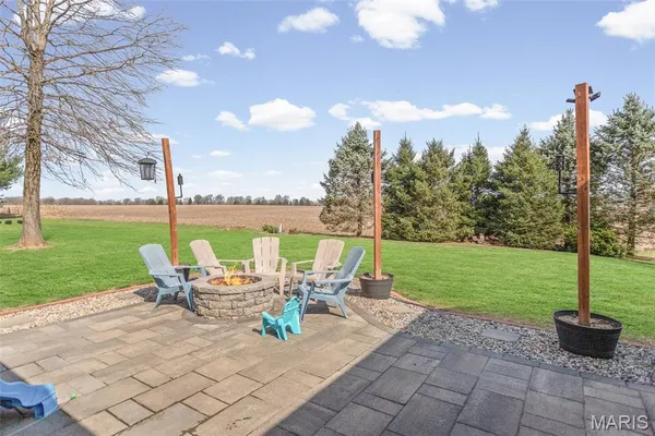 $369,500 | 124 Evergreen Court, Brighton, IL 62012