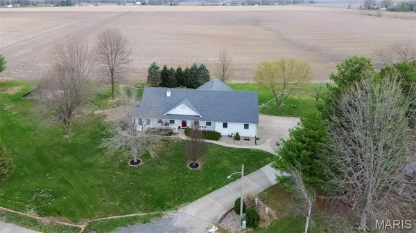 $369,500 | 124 Evergreen Court, Brighton, IL 62012