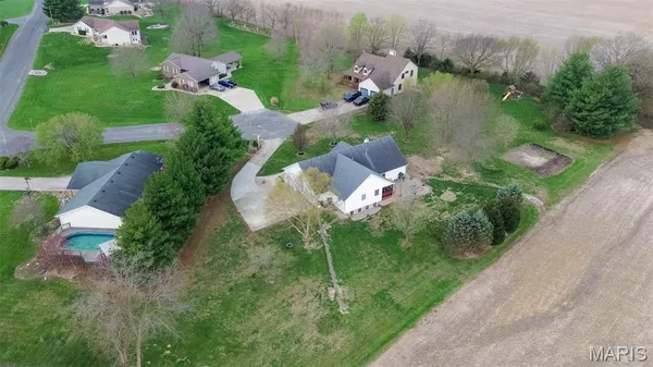 $369,500 | 124 Evergreen Court, Brighton, IL 62012