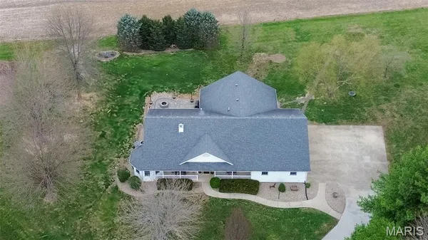 $369,500 | 124 Evergreen Court, Brighton, IL 62012