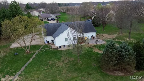 $369,500 | 124 Evergreen Court, Brighton, IL 62012