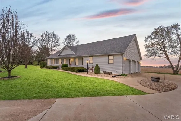 $369,500 | 124 Evergreen Court, Brighton, IL 62012