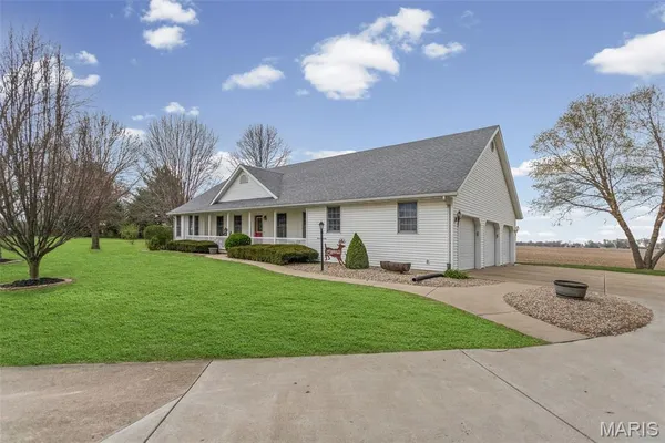 $369,500 | 124 Evergreen Court, Brighton, IL 62012