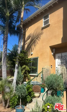 a view of entryway with outdoor area